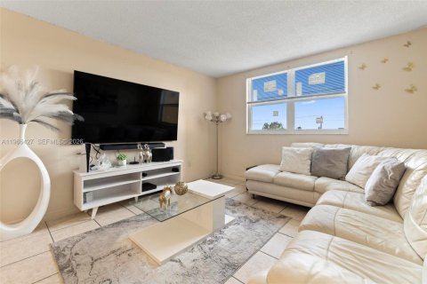 Condominio en venta en Hialeah, Florida, 2 dormitorios, 71.53 m2 № 2028639 - foto 18