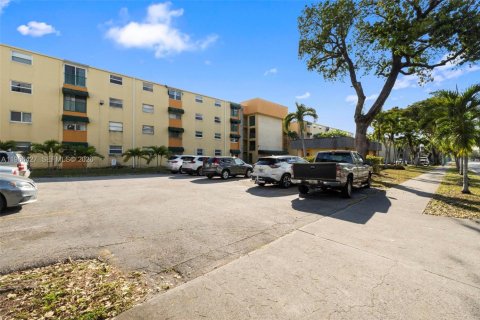 Condominio en Hialeah, Florida, 2 dormitorios  № 2028639