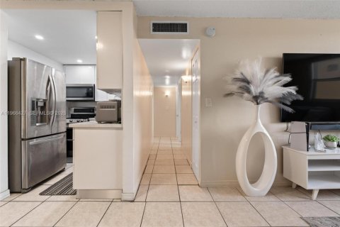 Condominio en venta en Hialeah, Florida, 2 dormitorios, 71.53 m2 № 2028639 - foto 10