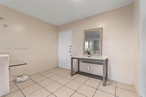 Condominio en venta en Hialeah, Florida, 2 dormitorios, 71.53 m2 № 2028639 - foto 9