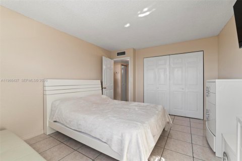 Condominio en venta en Hialeah, Florida, 2 dormitorios, 71.53 m2 № 2028639 - foto 25