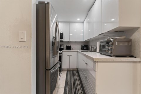 Condominio en venta en Hialeah, Florida, 2 dormitorios, 71.53 m2 № 2028639 - foto 11