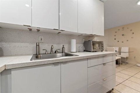 Condominio en venta en Hialeah, Florida, 2 dormitorios, 71.53 m2 № 2028639 - foto 14