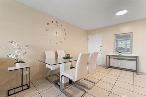 Condominio en venta en Hialeah, Florida, 2 dormitorios, 71.53 m2 № 2028639 - foto 16
