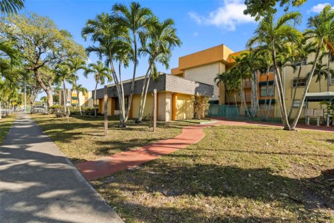 Condominio en venta en Hialeah, Florida, 2 dormitorios, 71.53 m2 № 2028639 - foto 2