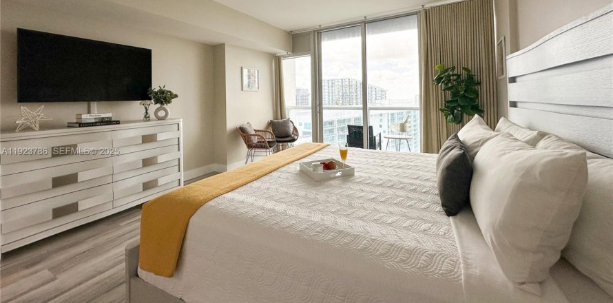 Студия в кондо в Майами, Флорида № 1982308