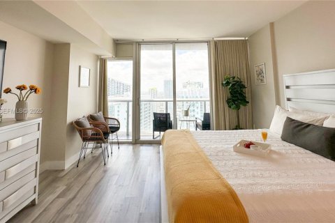 Купить кондоминиум в Майами, Флорида 45.99м2, № 1982308 - фото 4