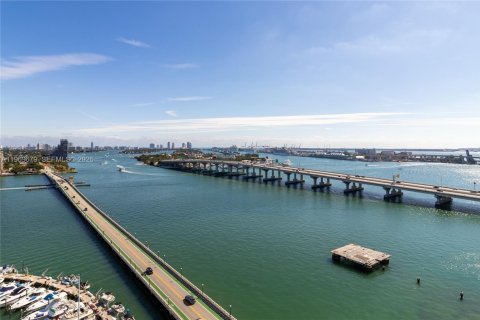 Condominio en alquiler en Miami, Florida, 2 dormitorios, 74.32 m2 № 2030528 - foto 26