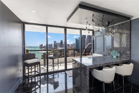 Condominio en alquiler en Miami, Florida, 2 dormitorios, 74.32 m2 № 2030528 - foto 4