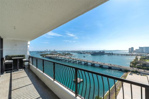 Condominio en alquiler en Miami, Florida, 2 dormitorios, 74.32 m2 № 2030528 - foto 17
