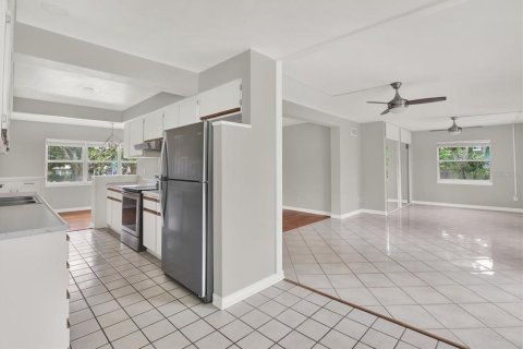 House in Saint Petersburg, Florida 2 bedrooms, 141.03 sq.m. № 1824808 - photo 7