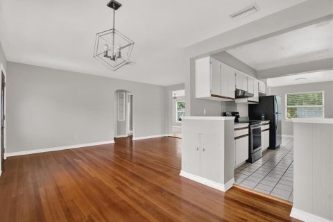 House in Saint Petersburg, Florida 2 bedrooms, 141.03 sq.m. № 1824808 - photo 3