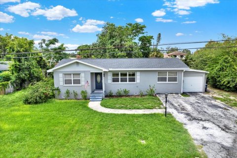 House in Saint Petersburg, Florida 2 bedrooms, 141.03 sq.m. № 1824808 - photo 1