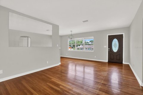 House in Saint Petersburg, Florida 2 bedrooms, 141.03 sq.m. № 1824808 - photo 5