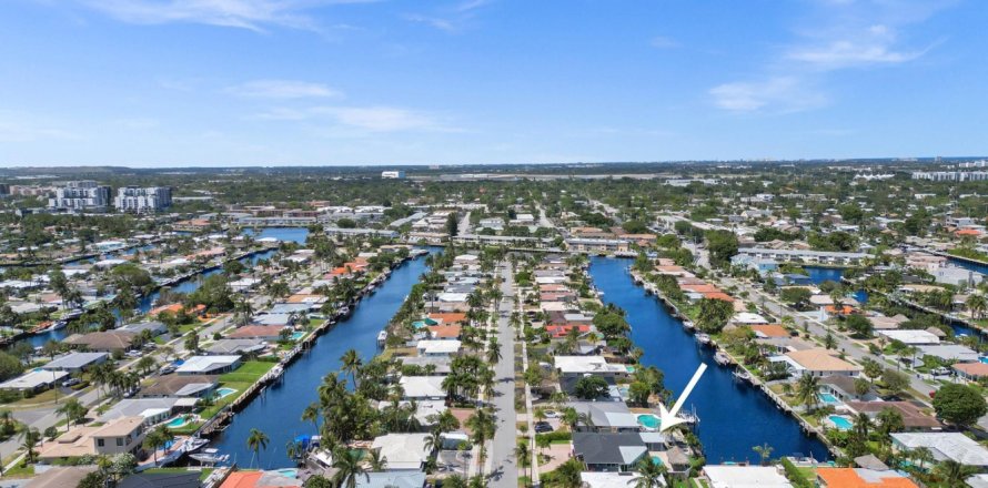 House in Pompano Beach, Florida 4 bedrooms, 185.8 sq.m. № 1141277