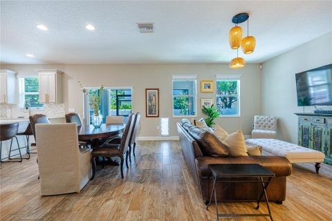 Villa ou maison à vendre à Tampa, Floride: 4 chambres, 239.41 m2 № 2218706 - photo 10