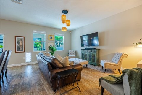 Villa ou maison à vendre à Tampa, Floride: 4 chambres, 239.41 m2 № 2218706 - photo 8