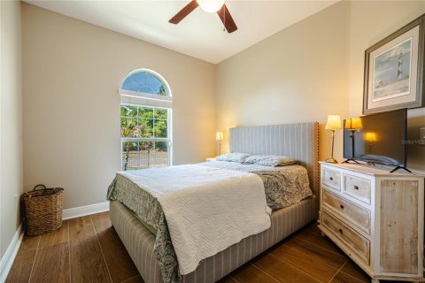 Villa ou maison à vendre à Tampa, Floride: 4 chambres, 239.41 m2 № 2218706 - photo 4