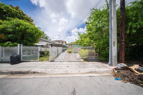 Commercial property in Miami, Florida № 1821554 - photo 12