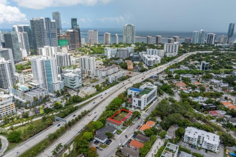 Commercial property in Miami, Florida № 1821554 - photo 8