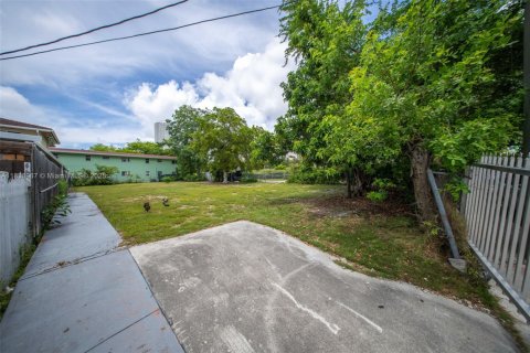 Commercial property in Miami, Florida № 1821554 - photo 11