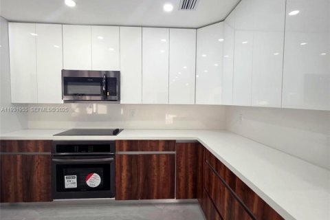 Снять в аренду виллу или дом в Дейви, Флорида 3 спальни, 205.5м2, № 2034631 - фото 2