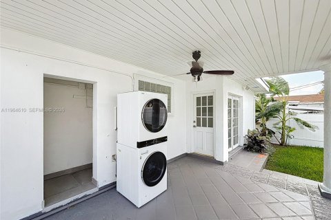 House in Miami, Florida 3 bedrooms, 101.73 sq.m. № 2042221 - photo 20