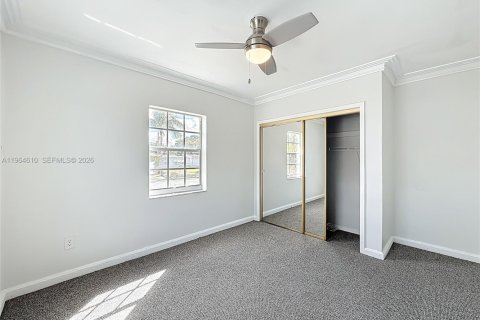 House in Miami, Florida 3 bedrooms, 101.73 sq.m. № 2042221 - photo 17