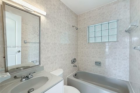 House in Miami, Florida 3 bedrooms, 101.73 sq.m. № 2042221 - photo 19