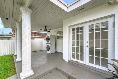 House in Miami, Florida 3 bedrooms, 101.73 sq.m. № 2042221 - photo 21