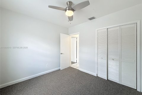 House in Miami, Florida 3 bedrooms, 101.73 sq.m. № 2042221 - photo 12