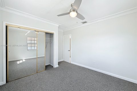 House in Miami, Florida 3 bedrooms, 101.73 sq.m. № 2042221 - photo 18