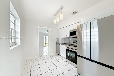 House in Miami, Florida 3 bedrooms, 101.73 sq.m. № 2042221 - photo 5