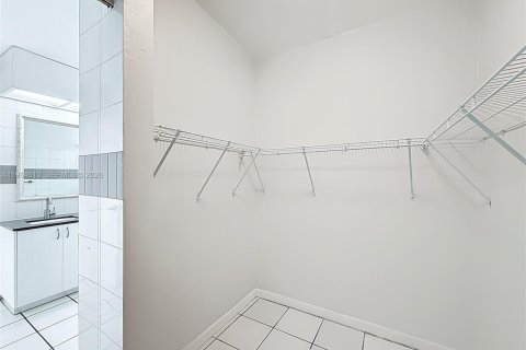 House in Miami, Florida 3 bedrooms, 101.73 sq.m. № 2042221 - photo 15