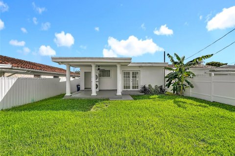 House in Miami, Florida 3 bedrooms, 101.73 sq.m. № 2042221 - photo 24
