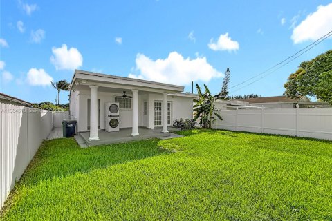 House in Miami, Florida 3 bedrooms, 101.73 sq.m. № 2042221 - photo 22