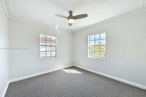 House in Miami, Florida 3 bedrooms, 101.73 sq.m. № 2042221 - photo 16