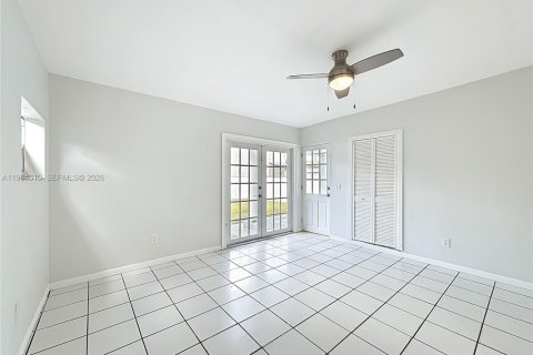 House in Miami, Florida 3 bedrooms, 101.73 sq.m. № 2042221 - photo 8