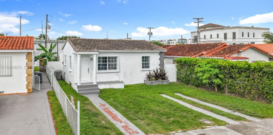 House in Miami, Florida 3 bedrooms, 101.73 sq.m. № 2042221