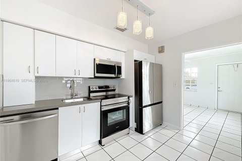 House in Miami, Florida 3 bedrooms, 101.73 sq.m. № 2042221 - photo 7