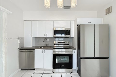 House in Miami, Florida 3 bedrooms, 101.73 sq.m. № 2042221 - photo 6