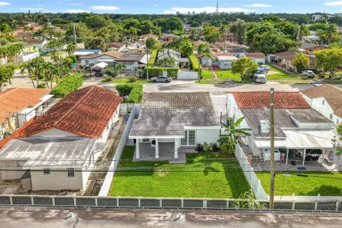 House in Miami, Florida 3 bedrooms, 101.73 sq.m. № 2042221 - photo 25