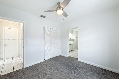 House in Miami, Florida 3 bedrooms, 101.73 sq.m. № 2042221 - photo 11