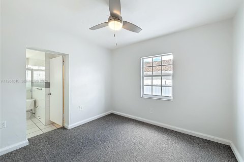 House in Miami, Florida 3 bedrooms, 101.73 sq.m. № 2042221 - photo 10