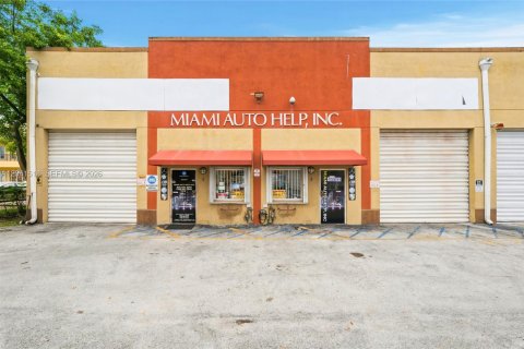 Propiedad comercial en Miami, Florida № 2183779