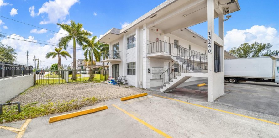 Commercial property in Opa-locka, Florida № 1934343