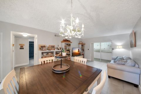 Condo in Lake Worth, Florida, 2 bedrooms № 2251431