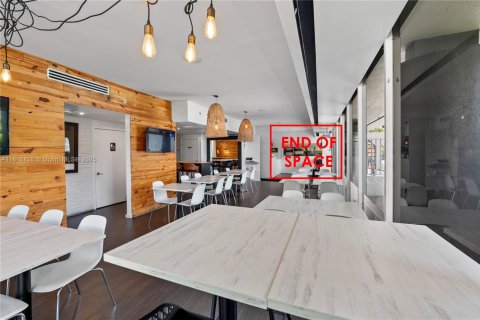 Propiedad comercial en venta en Miami, Florida № 1783777 - foto 9