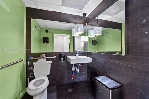 Propiedad comercial en venta en Miami, Florida № 1783777 - foto 13