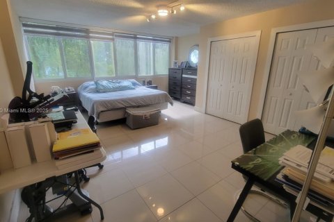 Condo in Miami, Florida, 3 bedrooms  № 1770573 - photo 1